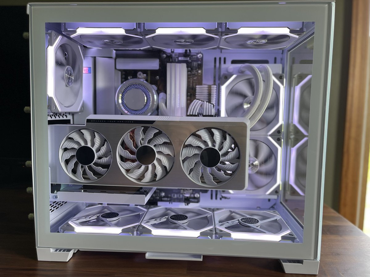 SergCamp1's tweet photo. Snow white build ft. his&amp;her PCs both from @PowerGPU 🔲 https://t.co/pHKrhCYoqe