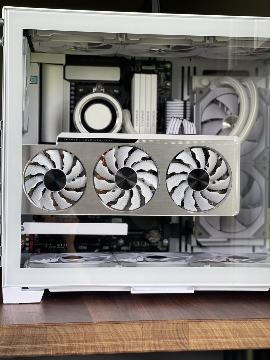SergCamp1's tweet photo. Snow white build ft. his&amp;her PCs both from @PowerGPU 🔲 https://t.co/pHKrhCYoqe