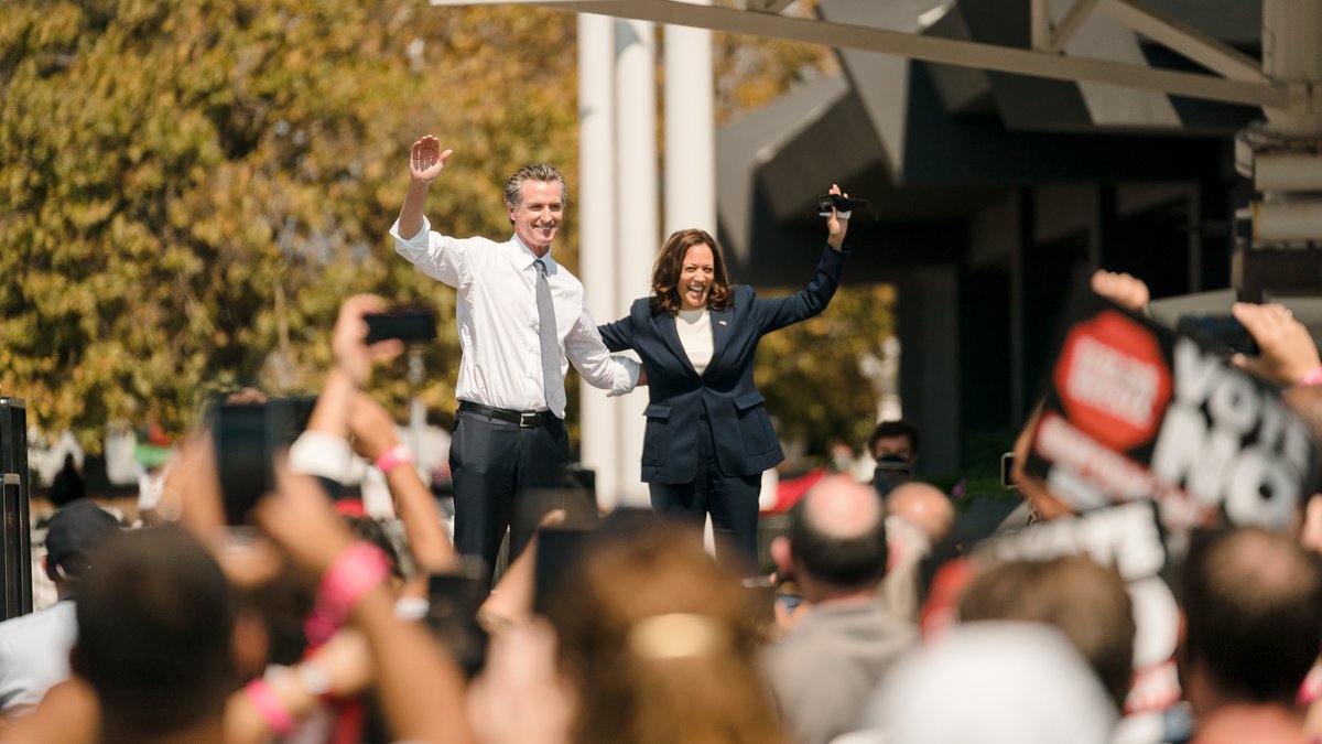 KamalaHarris's tweet image. We want leaders in California to have a vision of what is possible and to inspire and uplift all people. 

@GavinNewsom understands the dignity of all people. We must vote NO on the CA recall by mail or in-person by September 14 so that he can continue to lead the state forward.