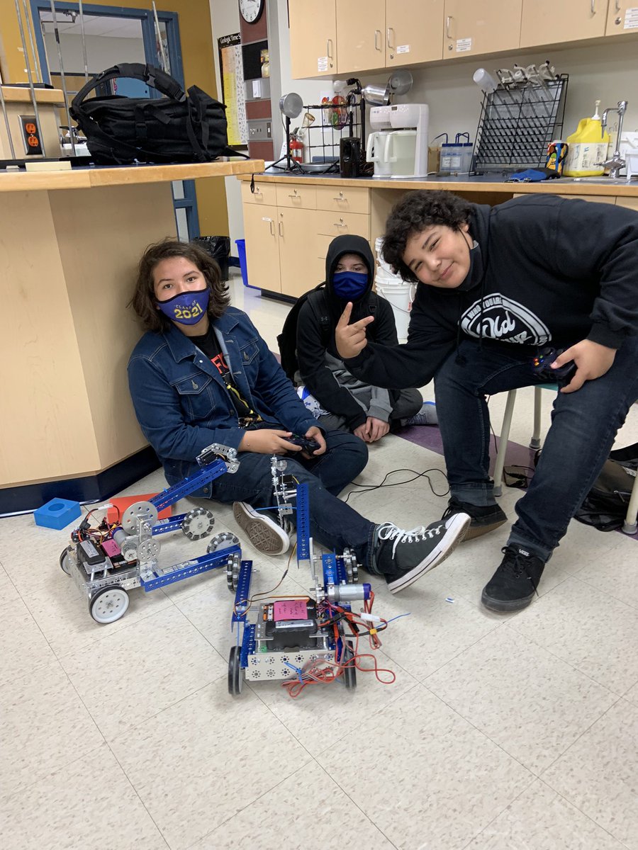 team5672's tweet image. #team5672 also #roboticsfun Miigwech to last year’s build…