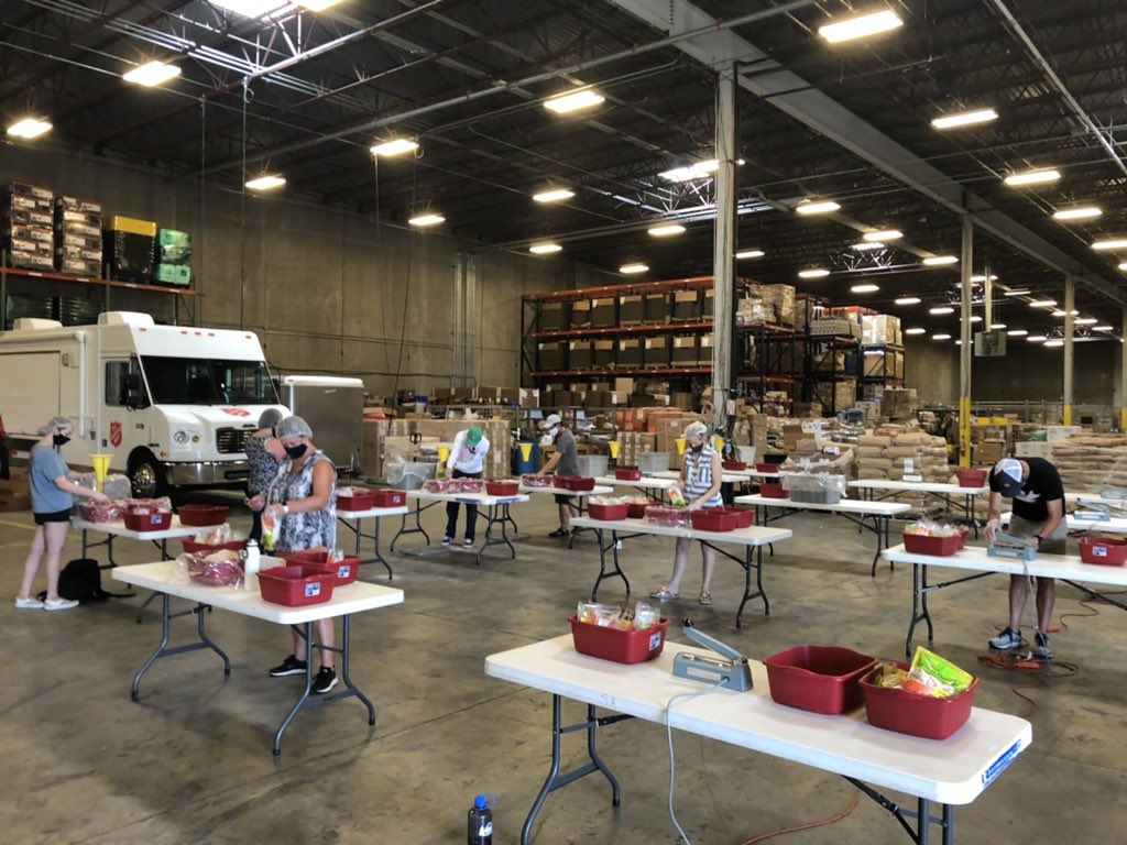 megtracz's tweet image. Rocked the hairnet today for some socially-distanced volunteering with @SparkChangeCO &amp;amp; @ServeColorado. 12 volunteers packed ~20,000 meals worth of fortified oatmeal in 2 hours! #DayOfServiceAndRemembrance #liveunited