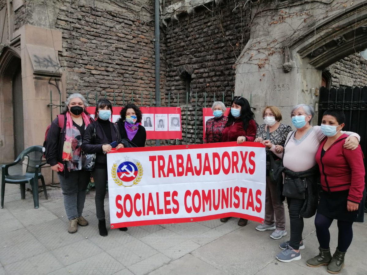 MEugeniaPuelma's tweet photo. Hoy durante la Ruta de la Memoria en Santiago, las Trabajadoras Sociales Comunistas homenajeamos a nuestras Colegas que trabajaron en el Comité Pro Paz
Junto a nuestra querida Concejala, Dafne Concha https://t.co/gHGTEj0TIA