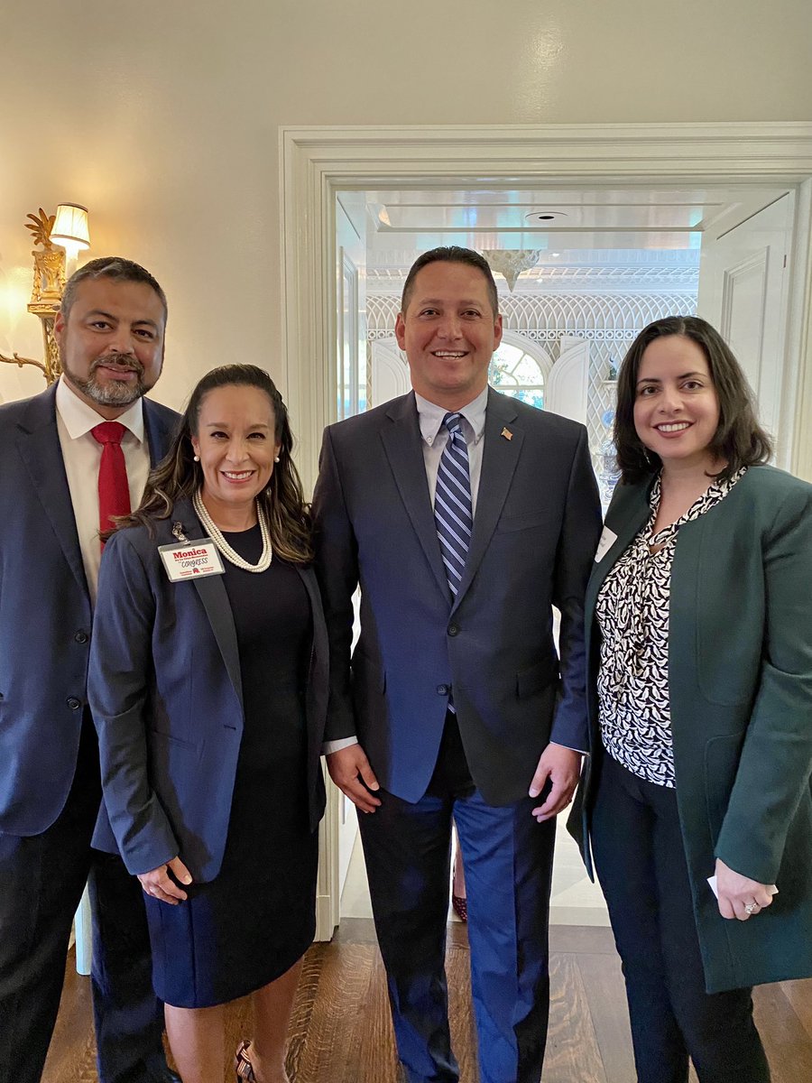 LuisaforTexas's tweet image. Nothing to see here, just four Texans looking to serve the country and state that gave us wings. ❤️🇺🇸⭐️

@monica4congress @TonyGonzales4TX #luisafortexas 

#somosrepublicanos #LeadRight