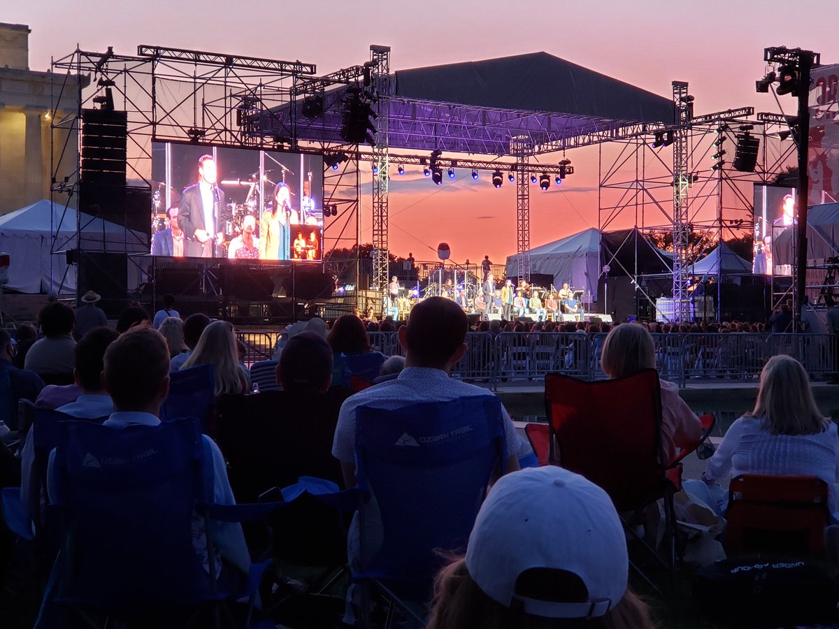 BelleBway's tweet photo. Beautiful show on a beautiful evening.... my heart is full 💙💛 @wecomefromaway #ComeFromAway #CFAinconcert https://t.co/qHwcfUTeb1
