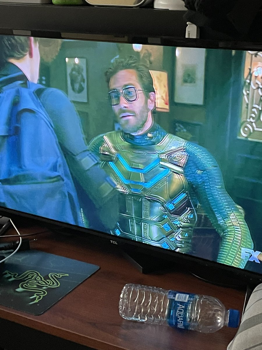 Finally watching the most recent Spider-Man movie and okay Mysterio looks rly hot in the goasses https://t.co/UnDvkqrwD4