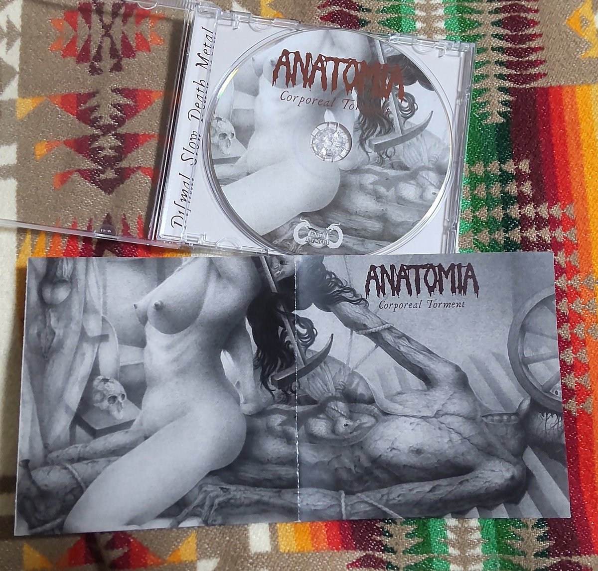 nerisuke's tweet image. ANATOMIA / “Corporeal Torment”

やっと聴いてるけど、すんげぇわぁ。

フューネラルとも違う、DismalでSlowなDeath Metal。

最初バシャバシャともがくけど、40分間でズブズブ沈下し続ける生温い沼。

#anatomia 
#deathmetal
#darkdescentrecords 
#はるまげ堂 
#obliterationrecords