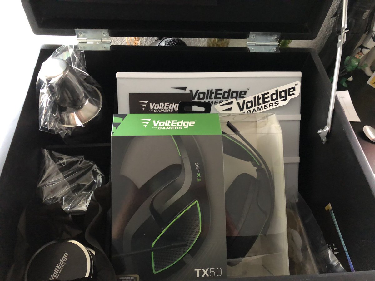 El_Campos's tweet photo. Acabamos de recibir paquete de #voltedge unos audífonos para gamers, vamos a probarlos. #teamvoltedge #voltedgeplayer https://t.co/hmZJzvph2e