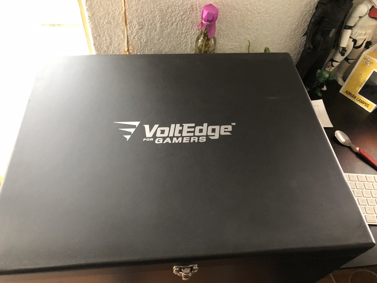 El_Campos's tweet photo. Acabamos de recibir paquete de #voltedge unos audífonos para gamers, vamos a probarlos. #teamvoltedge #voltedgeplayer https://t.co/hmZJzvph2e
