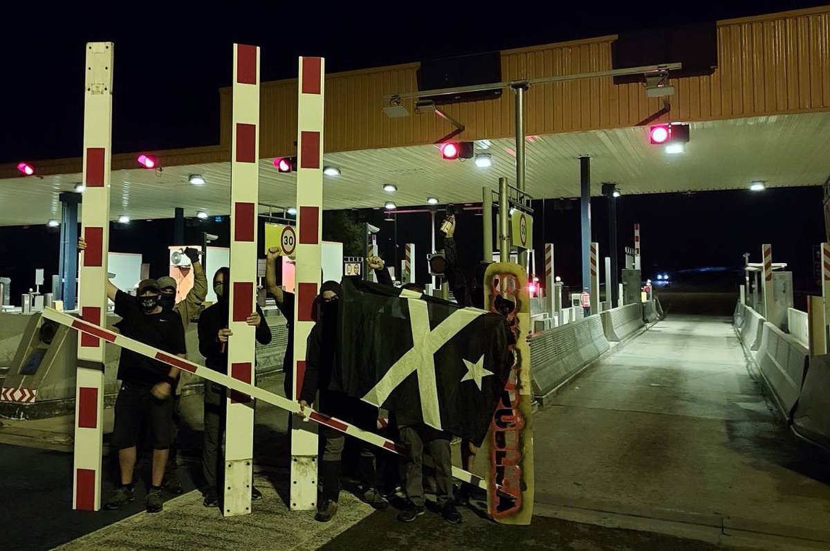 Avui retirem les barreres dels peatges de Girona que perjudiquen a la gent.
ABERTIS, Gobierno 🇪🇸, les vostres barreres no són un fre per a nosaltres
@Govern prou de fer el ploricó i no prendre la iniciativa ni per treure unes simples barreres. 
DESOBEDIÈNCIA! UNILATERALITAT!