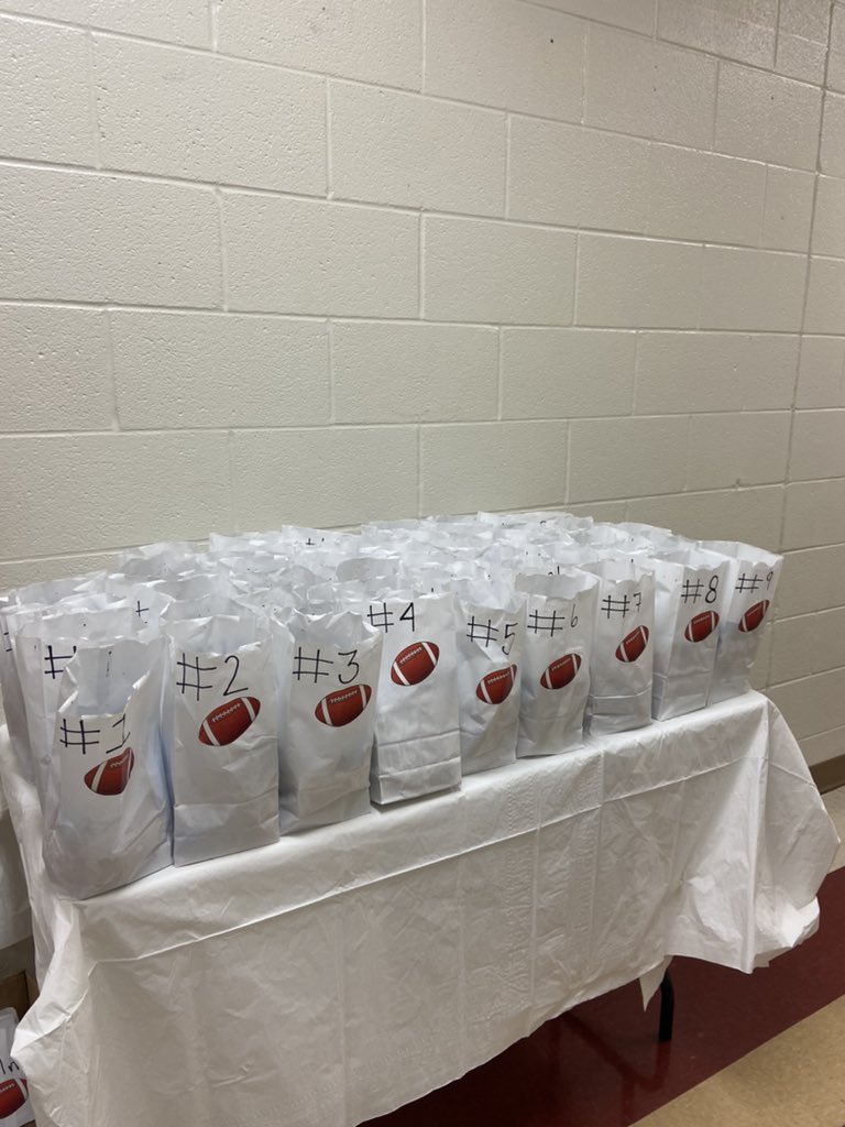 LFHSStuCo's tweet photo. A big thank you to parents and students for helping us gather snacks for these boys! Goodluck @LosFresnosFB 🏈🏈🏈 !!!!! https://t.co/sYlk9Dnkcf