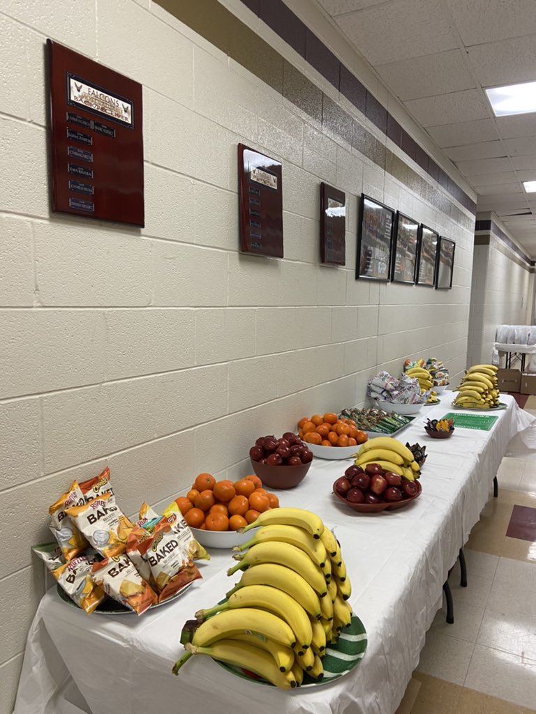 LFHSStuCo's tweet photo. A big thank you to parents and students for helping us gather snacks for these boys! Goodluck @LosFresnosFB 🏈🏈🏈 !!!!! https://t.co/sYlk9Dnkcf