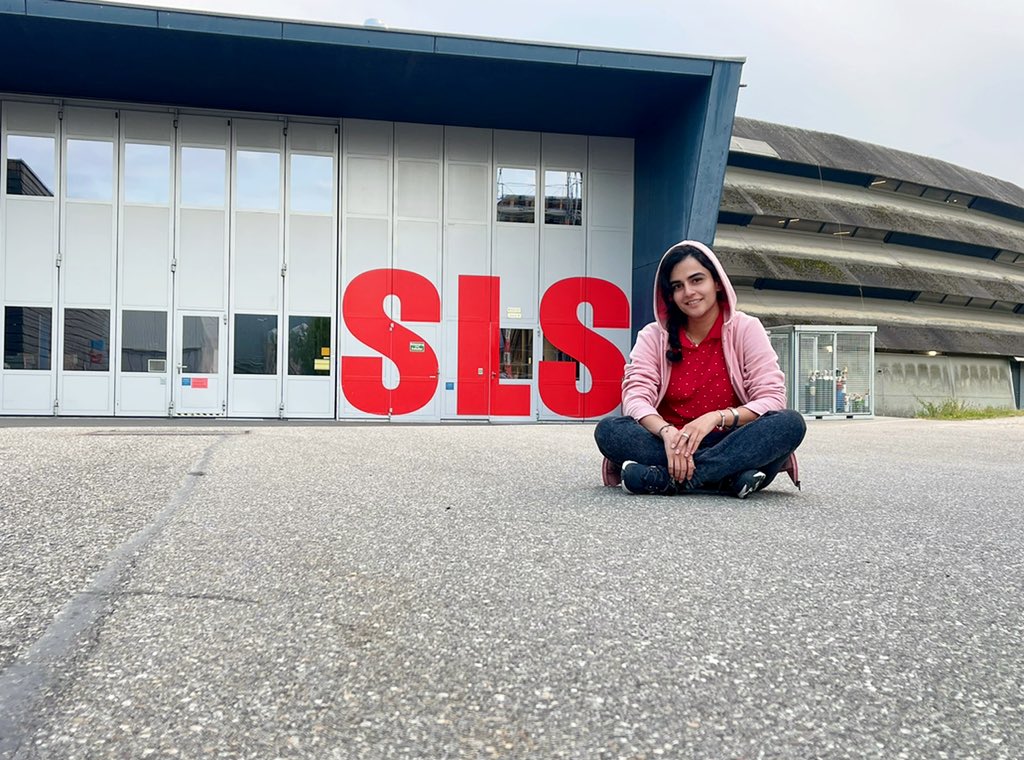 ShivaShirani's tweet image. Me and the #synchrotron ring👩🏻‍🔬🍩
In my opinion,each of the rings has a different symbol simile&amp;amp; #SwissLightSource (#SLS)is like a donut😍because its middle hole is smaller😅
#experiment #phd #science #thesis #imaging #ptychography #tomography #Swiss #Innovation #SwissCovidCrime