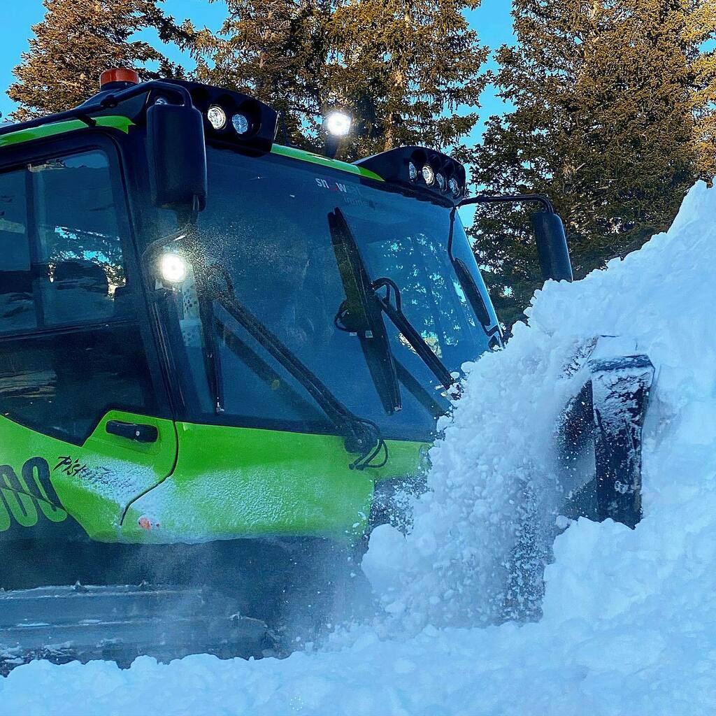 FIREINRED's tweet photo. There’s a lot of work to be done between now and when the snow guns start up, maybe we could just fast forward to pushing out whales and building ski runs….? #justsayin #fastforward #snowmaking #fullbladefriday #eplus 
•
•
•
#pistenbully #pistenbully… https://t.co/qm9I8gbvNV https://t.co/6tmEzui92W