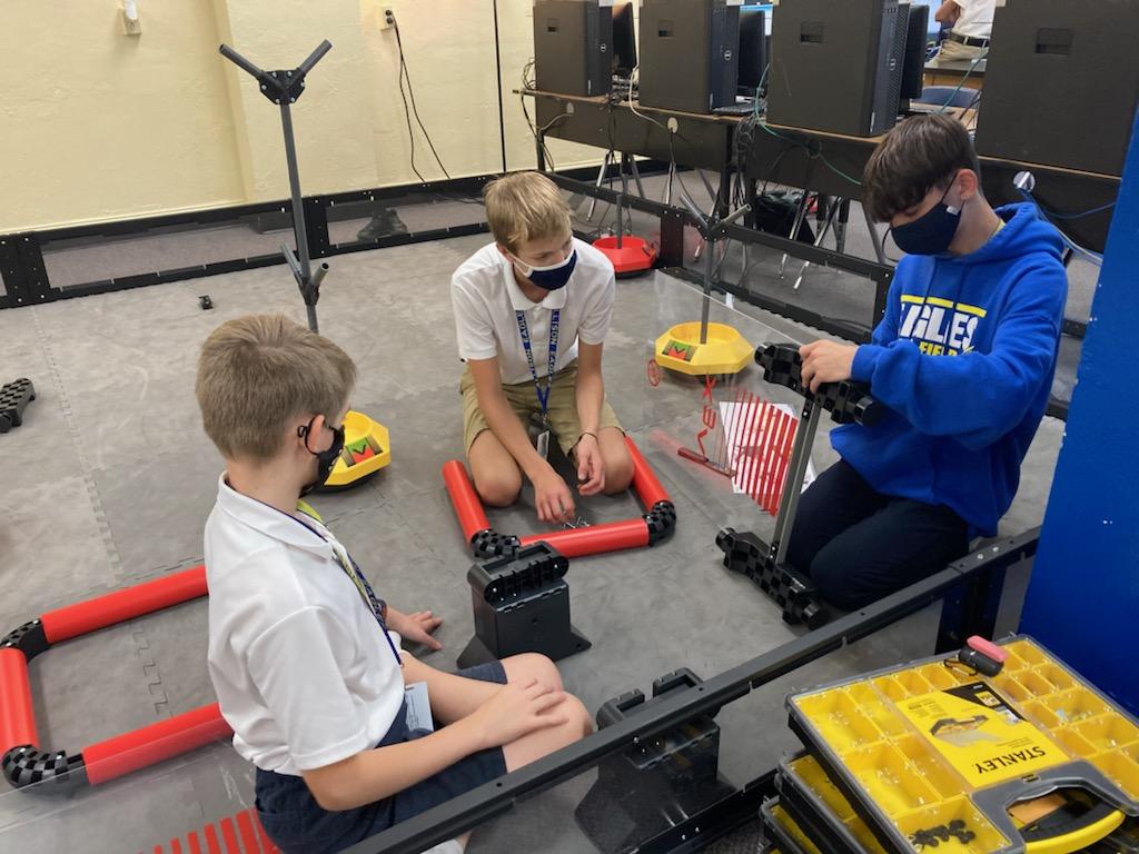 AllisonUSD259's tweet image. Our robotics team is up to their usual shenanigans! 😁🤖 #RoboSquad #DoYouEvenCodeBro #WPSproud