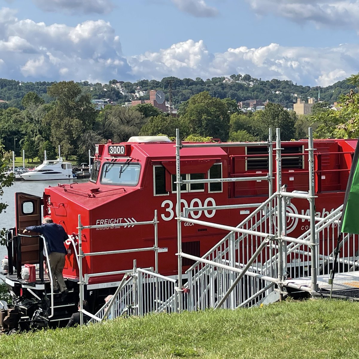 ACE_Innamorato's tweet photo. What an exciting day for #Freight2030. We are so fortunate to have @CarnegieMellon @WabtecCorp &amp; #GeneseeandWyoming. These companies have been innovators for over a century, and their partnership will allow this region to lead the race to net zero freight. https://t.co/LA5Rbjiysr