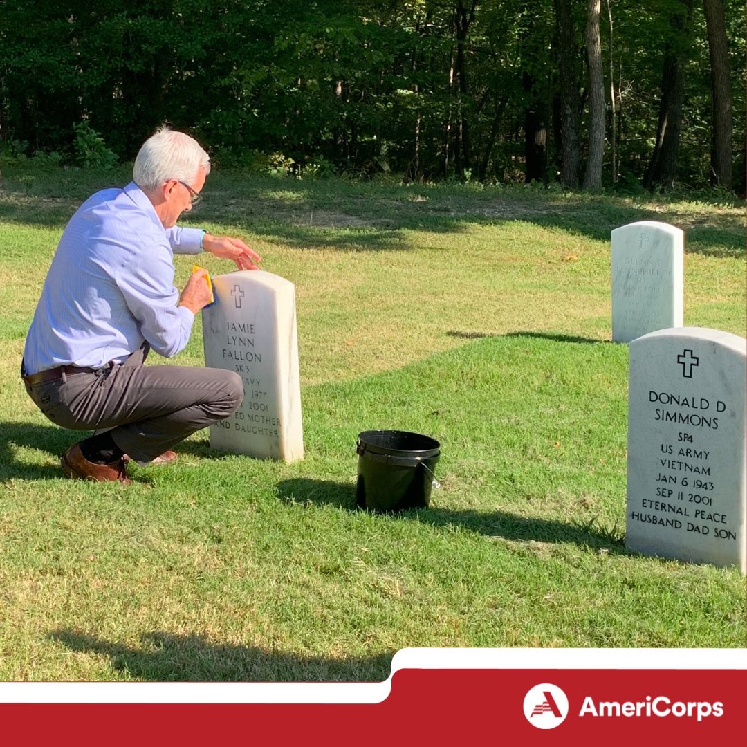 AmeriCorps's tweet photo. #Shareworthy: check out a few moving moments📸 from today's #ServiceEvent at #QuanticoNationalCemetary that'll inspire you to HONOR, SERVE, & UNITE this #911Day 🇺🇸
Grab last minute ideas to #DOgood & #GoVolunteer tomorrow at https://t.co/GrMANHADz5
#NeverForget #UnitedWeServe https://t.co/I6dD0bufxm