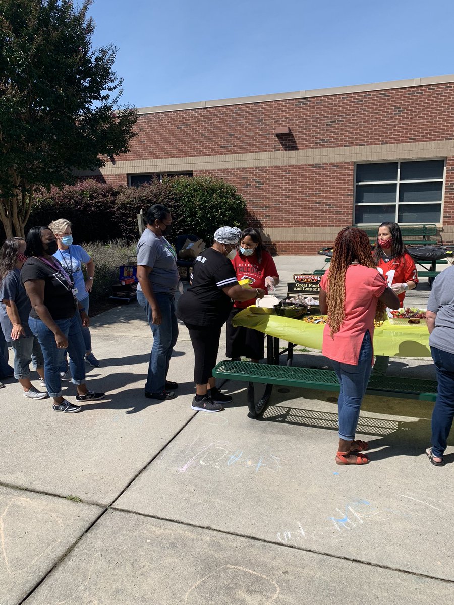 crewscontrol47's tweet photo. Paraprofessionals Appreciation Luncheon @LIVEOAKELEM. Thanks for ALL that you do! #ncssbethebest https://t.co/sNroEfQNwo