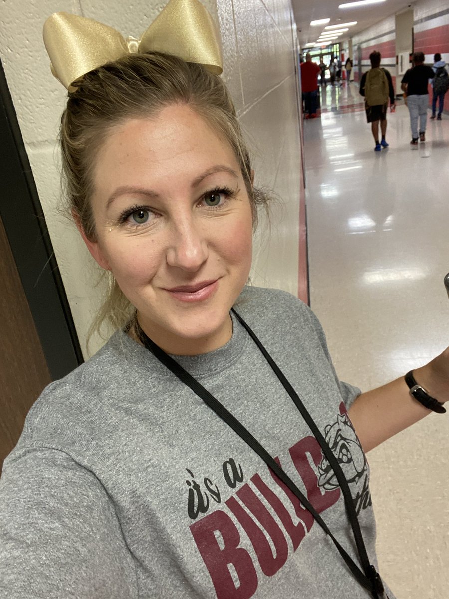 MarvelousDnice's tweet image. I love a good excuse to wear a big gold bow. #SCHShomecoming #WMS #BeElite