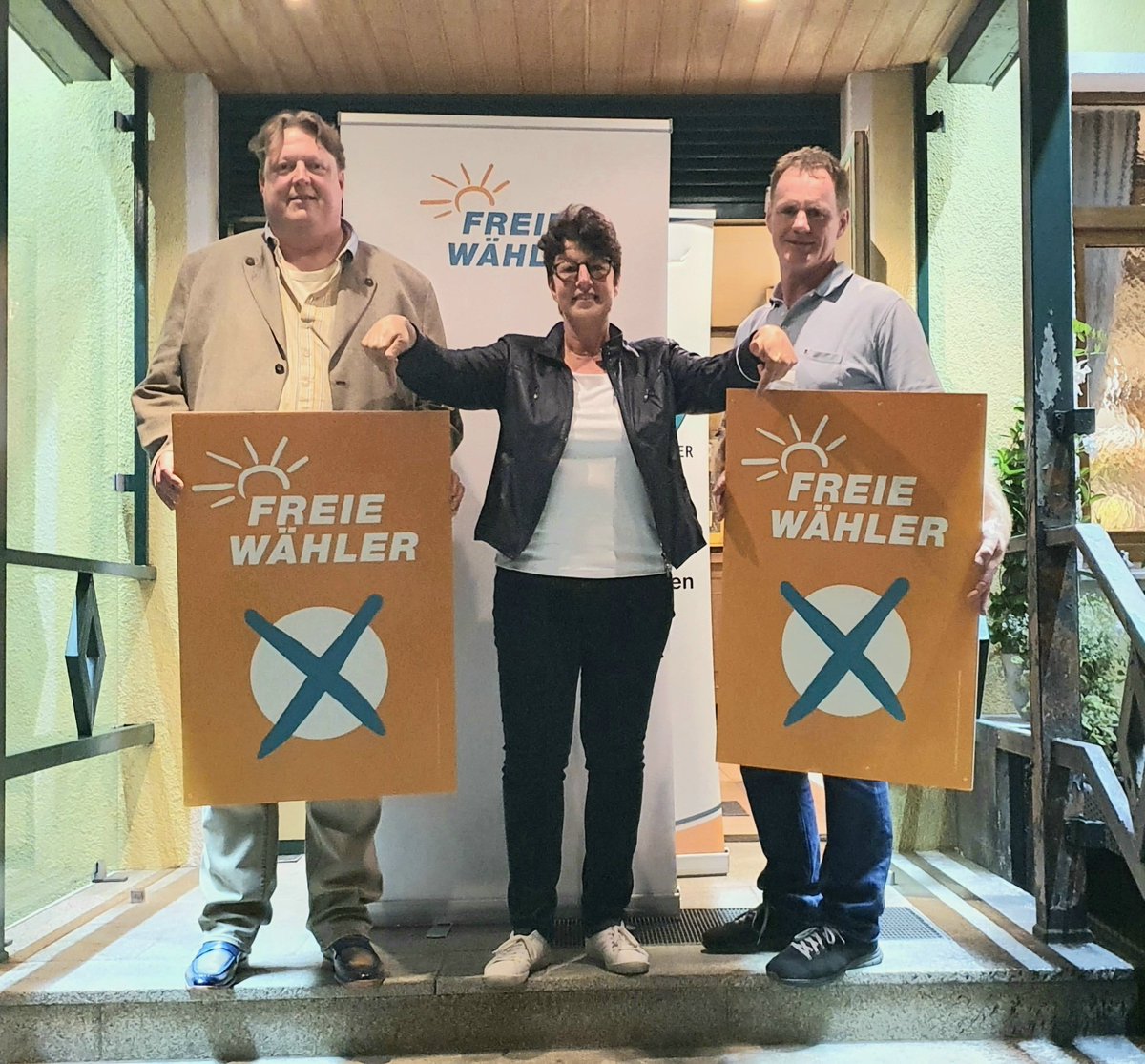 EndersSusann's tweet image. Wir knacken die 5%!
Beide Stimmen @FREIEWAEHLER_BV
#FREIEWÄHLER  in den #Bundestag!
Heute Wahlveranstaltung  mit @HFrinder und Rasso Rebay von Ehrenwiesen.  Jeder einzelne unserer Kandidaten eine beeindruckende Persönlichkeit. 
Damit Deutschland in der Mitte bleibt‼️