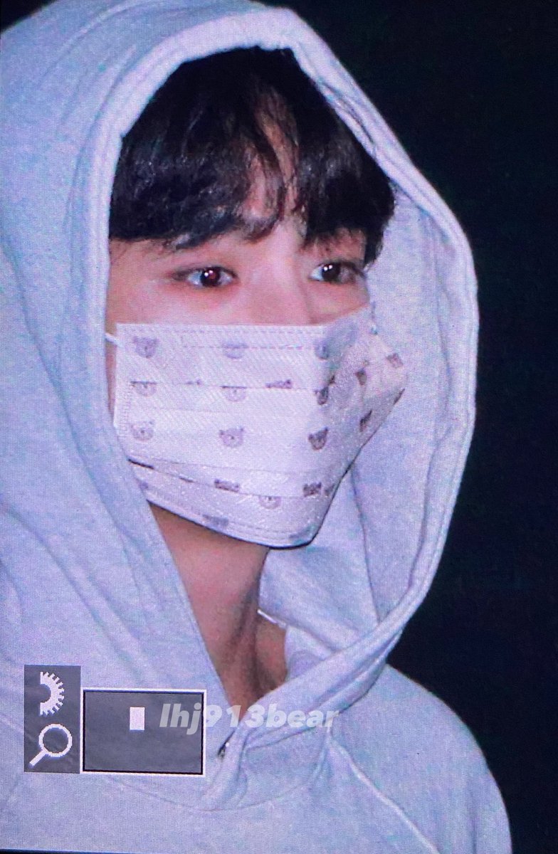 tiny_hyunjae's tweet photo. bear mask hyunjae will go down in history #현재 #더보이즈 https://t.co/VuFvLicgbu