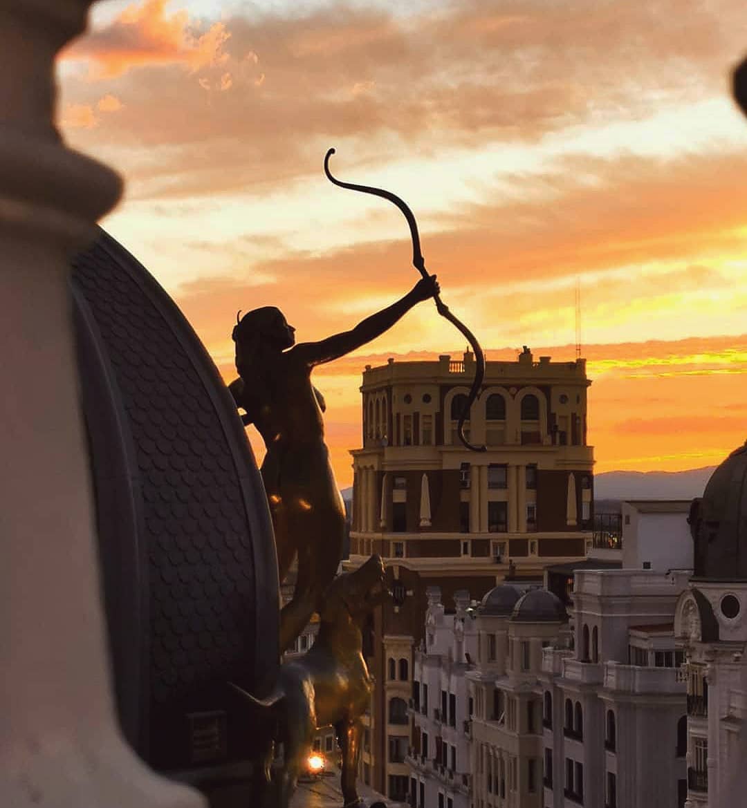 Golden hour. ✨ 📸: @riccardo_iacobelli #PestanaCR7 #PestanaCR7GranVia #GranVia #Madrid