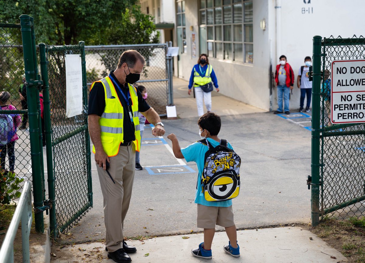 SheridanWay_PPS's tweet photo. @DrRogerRice takes over at Sheridan Way in “A Day on the District” as a Playground Supervisor. Thank you Dr. Castro and Mr. Taylor for also joining us throughout the day. It’s always a treat to have district admin visit us❤️ https://t.co/h0h9Ccwbeu
