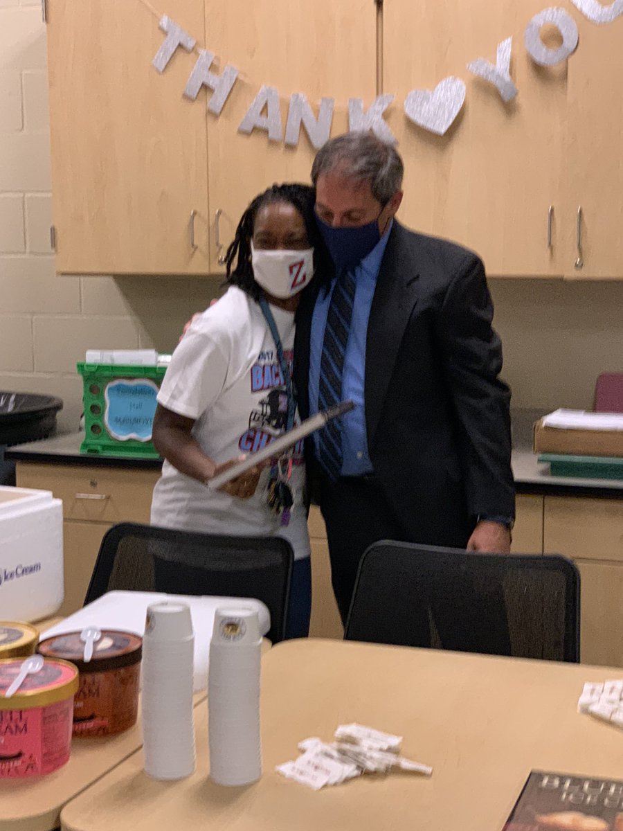 MzMatthewsELA's tweet photo. Big thanks to @ILoveBlueBell for this sweet treat! We definitely had a Blue Bell country day!We are so grateful for the appreciation and support that you continuously give Louisiana Educators! β€οΈπ #LAExcellentEducators #LASTOY #classof2022 #GeauxBroncos #BlueBellCreameries https://t.co/KHUiOHLiXk