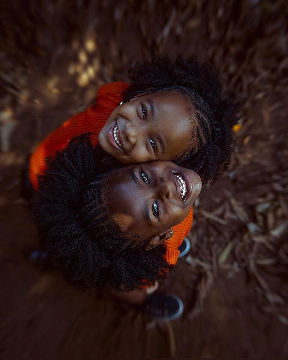 trace_brasil's tweet photo. Sombras, foco, beleza e muita, muuuita melanina. 
É assim que poderíamos descrever o trabalho lindo do fotógrafo #rafaelfreiiire. Mas ainda assim, seria pouco diante do que ele faz. Rafael é, nitidamente, um expert em pele negra e ainda participa do coletivo @aflorfavela.

🥰 https://t.co/8mIXZr9YY7
