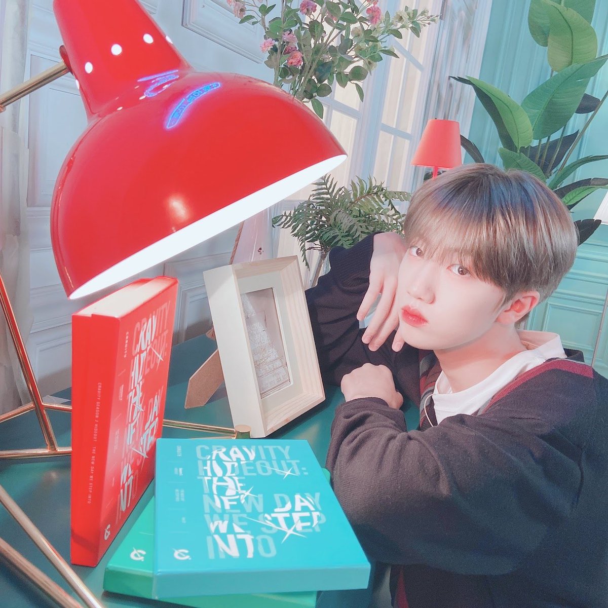 CRAVITYTW's tweet photo. ㅤ  ˒     🔥     ꜜ     get     (    𝐜𝐥𝐨𝐬𝐞𝐫.    )     !     𝟢𝟫.𝟣𝟢     ⫹⫺     𝗖𝗥𝗔𝗩𝗜𝗧𝗬     [     𝕦𝕡     —     date     ：   #TOMIE𝗗𝗘𝗕𝗨𝗧

Yvan posa bien lindo para intentar conquistar a Tomie (a.k.a su nueva idol fav.) Regálenle 1 autógrafo, pls ¡Éxitos! https://t.co/XGijsq3gGT