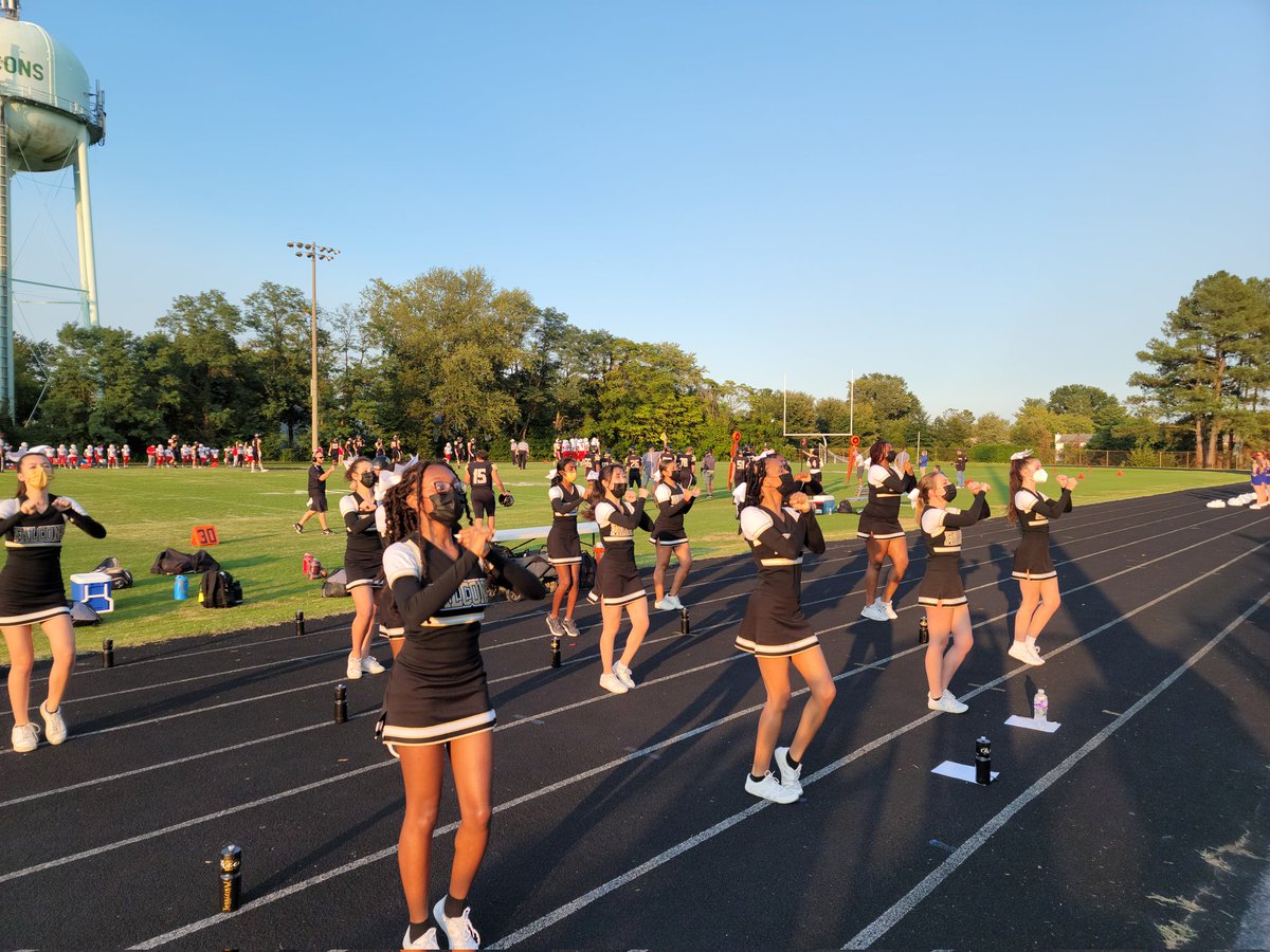 PHSFalcons18's tweet photo. Great night for a football game!! Let's go Falcons💛🖤💛🖤
#WeRaise #Poolesville 
@MrCarothersPHS @PHSathletics https://t.co/RPvhhABqEB