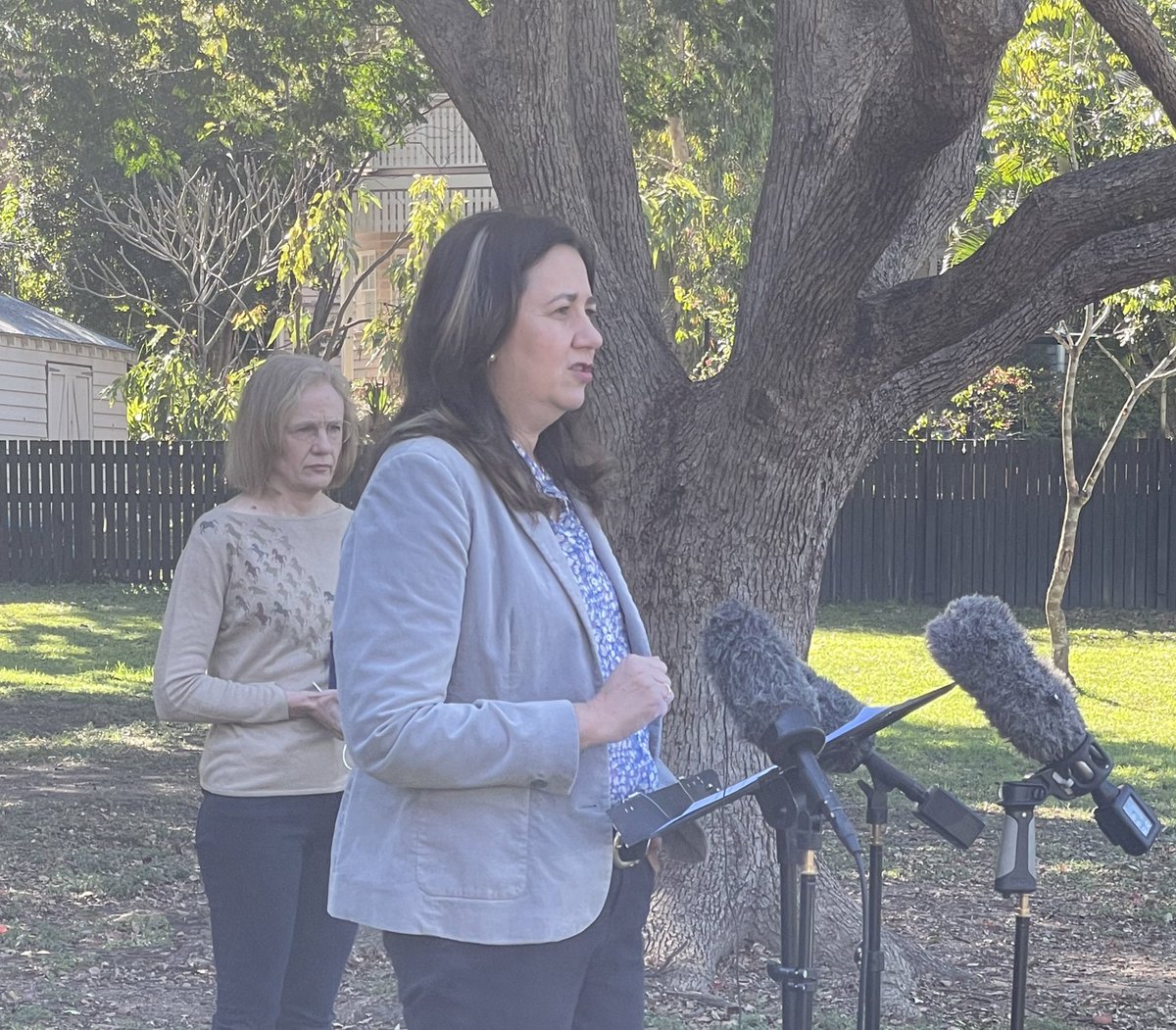 QLD Covid Update 🦠
5 local cases recorded today (including 13yo student reported yesterday) - all in the same family. 
Source of cluster is believed to be a NSW visitor.
No lockdown today but Premier says next 24-48 hours will be critical. @10NewsFirstQLD