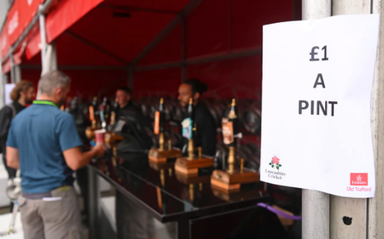 CricX - The Cricket Exchange Agency๐๐ (@cricketagency) on Twitter photo "Several hundred fans lingered in the ground for hours after the scheduled start of play, taking advantage of bars offering ยฃ๐ญ ๐ฝ๐ถ๐ป๐๐ - as they attempted to flog some of the stock they had bought in anticipation of thirsty fans".
Via <a href="/Telegraph/">The Telegraph</a> ๐ bit.ly/3AeSHdy "Several hundred fans lingered in the ground for hours after the scheduled start of play, taking advantage of bars offering ยฃ๐ญ ๐ฝ๐ถ๐ป๐๐ - as they attempted to flog some of the stock they had bought in anticipation of thirsty fans".
Via <a href="/Telegraph/">The Telegraph</a> ๐ bit.ly/3AeSHdy