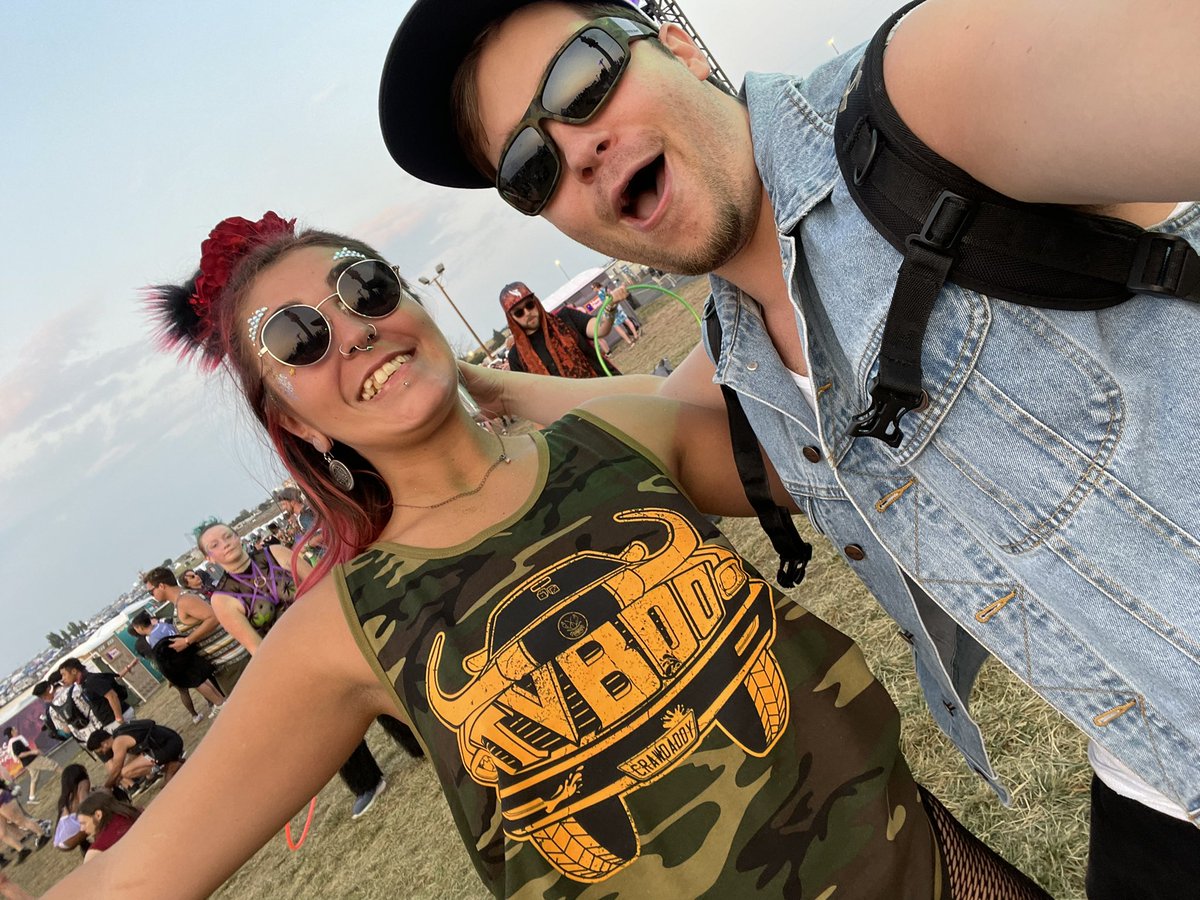 musicbytvboo's tweet image. I was walking around at bass canyon and saw this lady wearing my shirt and I asked to get a picture. Then she realized 😂🙏