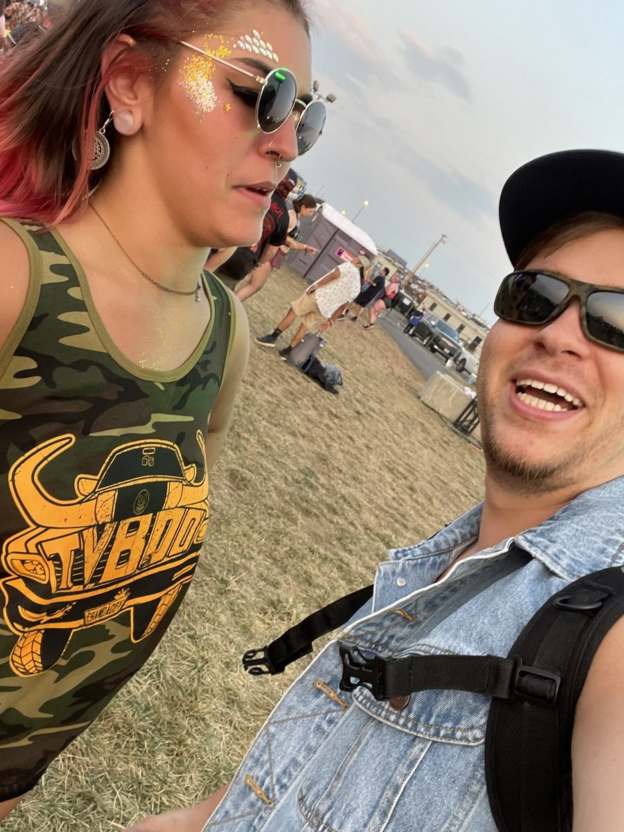 musicbytvboo's tweet image. I was walking around at bass canyon and saw this lady wearing my shirt and I asked to get a picture. Then she realized 😂🙏