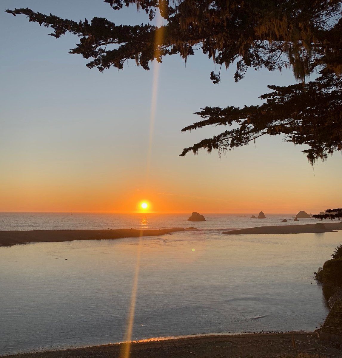 RiversEndJenner's tweet photo. Our kind of Friday night lights... 🌅✨ #RiversEndJenner #SonomaCoast https://t.co/k0bRG5SECS