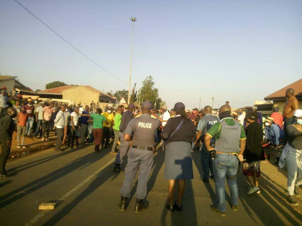 themankhosi's tweet photo. NEWS:SOWETO Protestors outside Cyril Ramaphosa Family home on Tshawelo DEMANDING Service Delivery...
#CR17BankStatements 
#CyrilMustResign 
#RamaphosaMustFall https://t.co/sbir1rBW4M