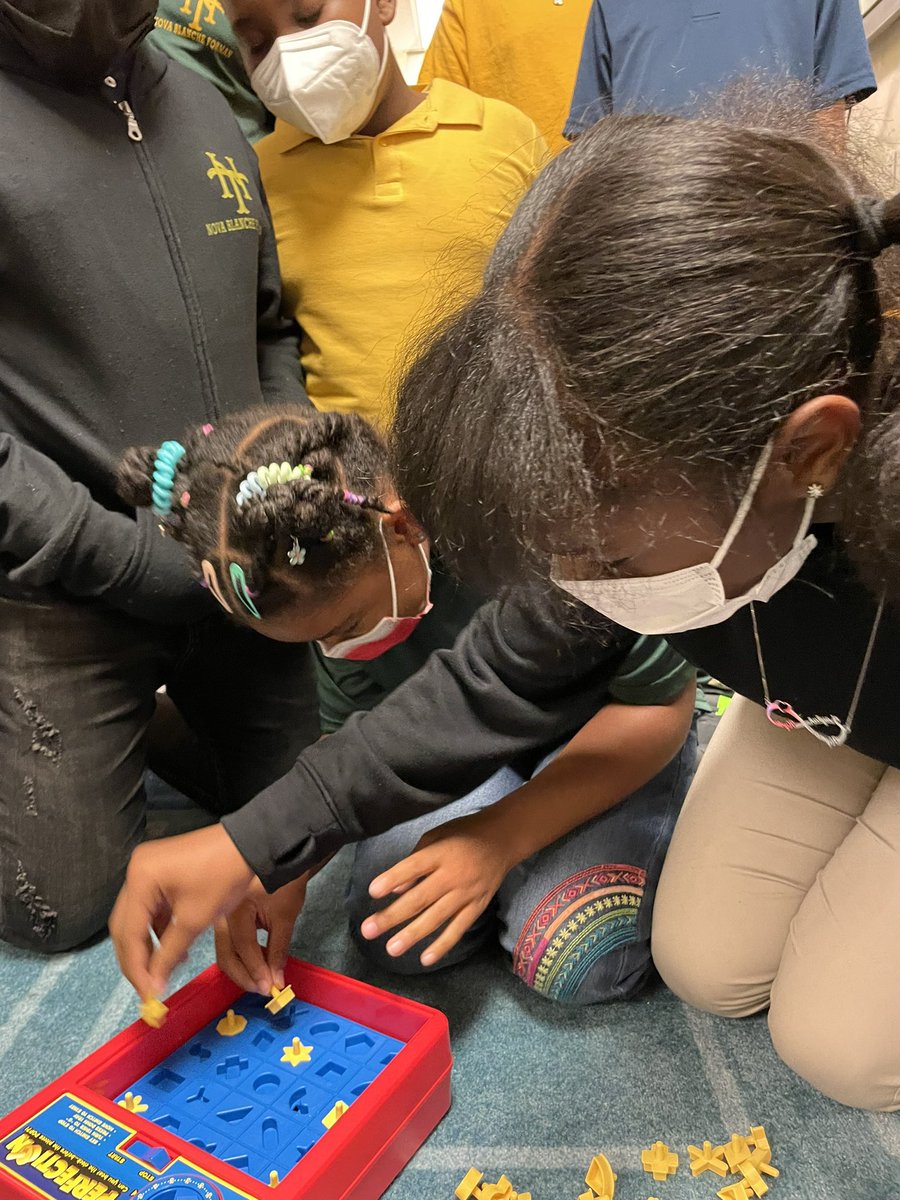 Impromptu lesson on teamwork. Remember the game perfection? Alone it’s almost impossible…but together we can !!! @nbfelem 💛💚💛💚💛