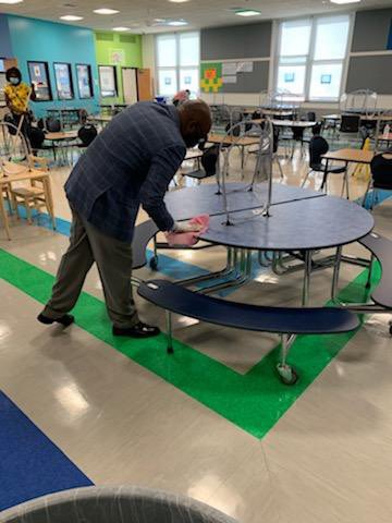 RCSDsch22's tweet photo. All hands on deck! Dr. Bell, Mrs. Nguyen and Mrs. Gentile putting in the work! 💪 @ClintonBell22 @WandaLabrador @Chief1RCSD https://t.co/ohU45iJIAe