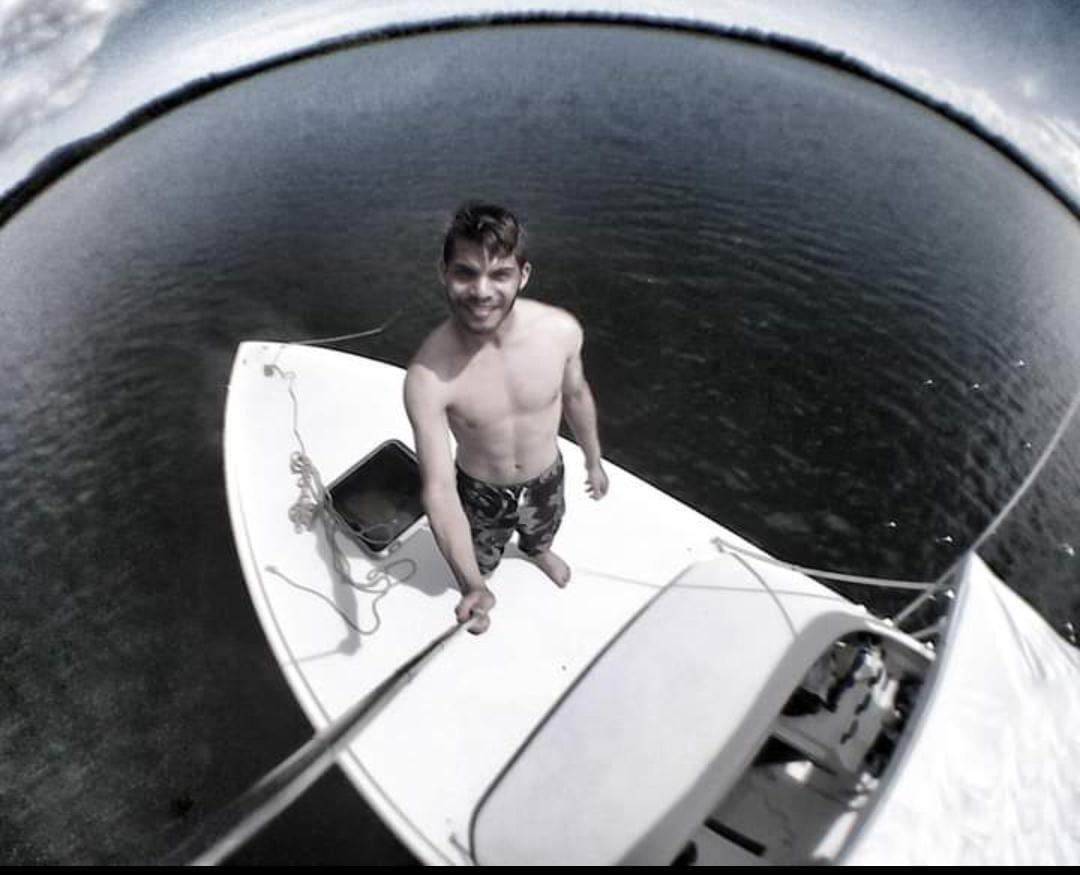 harvy0501's tweet image. Esta foto fue tomada a Juan Manuel  Suárez Torres, embarcando la Lancha Thor, esto evidencia que se encontraba en la tripulación que pretendía viajar a la isla de la tortuga. Aún no tenemos noticias de el. Agradezco  cualquier información y apoyo.
Es un familiar 🙏