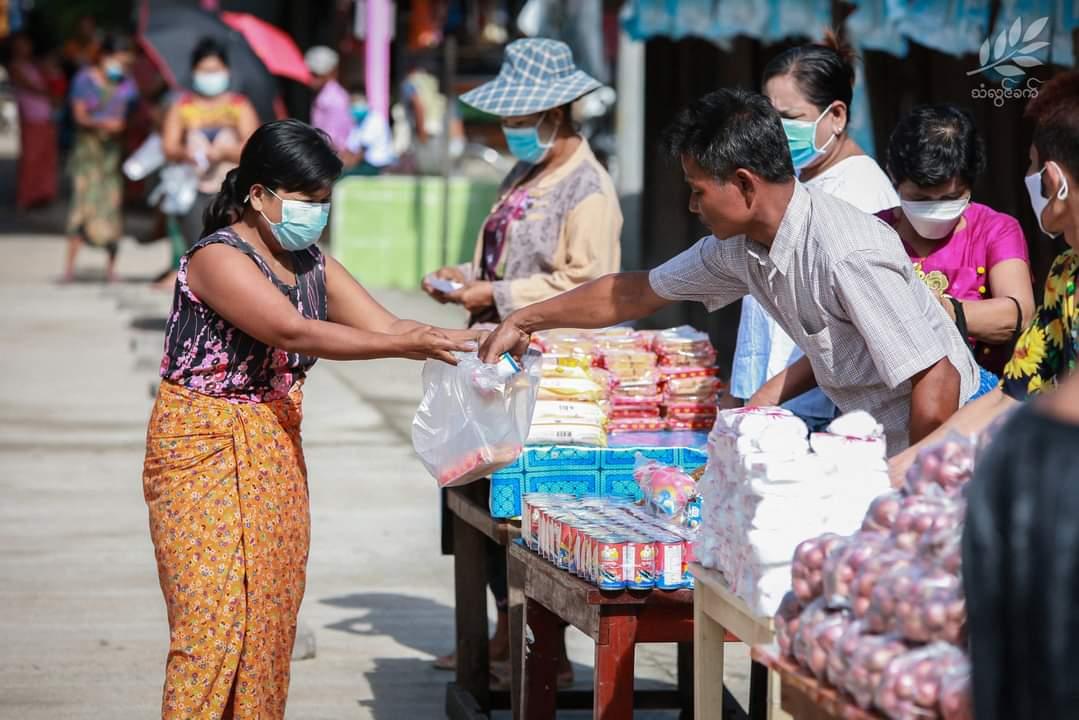 People donated basic food stuff to the people who were struggling to make ends meet during the epidemic and the military coup in Mae Htaw Thale village, #Myawaddy Tsp, Karen State.
#DreadfulCovidAmidMilitaryCoup
#WhatsHappeningInMyanmar
#Aug30Coup