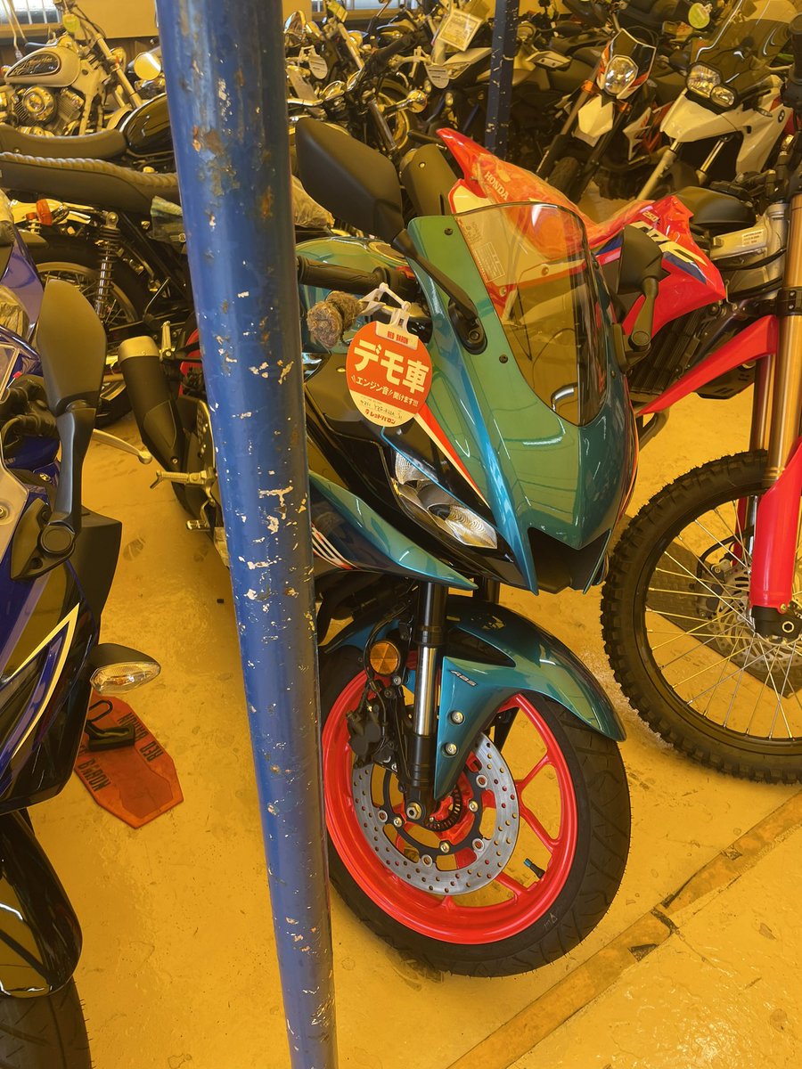 DeathStarC400's tweet photo. 最近バイク離れてたけど、今純正でこんなホイールの色あるの！？ https://t.co/TcwC1rdwj0