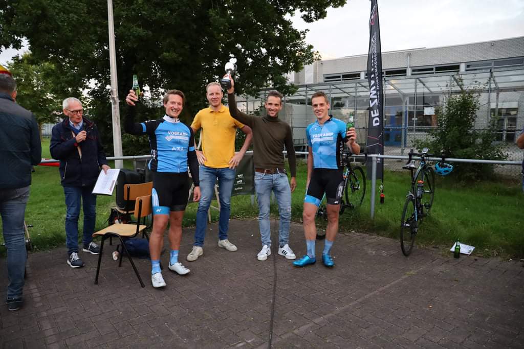 Victorie voor Voskamp in ploegentijdrit. Eindelijk werd er weer gekoerst in naam van de Ronde van Overijssel. #koers #cycling #wielrennen  rondevanoverijssel.nl/nieuws/142/vic…