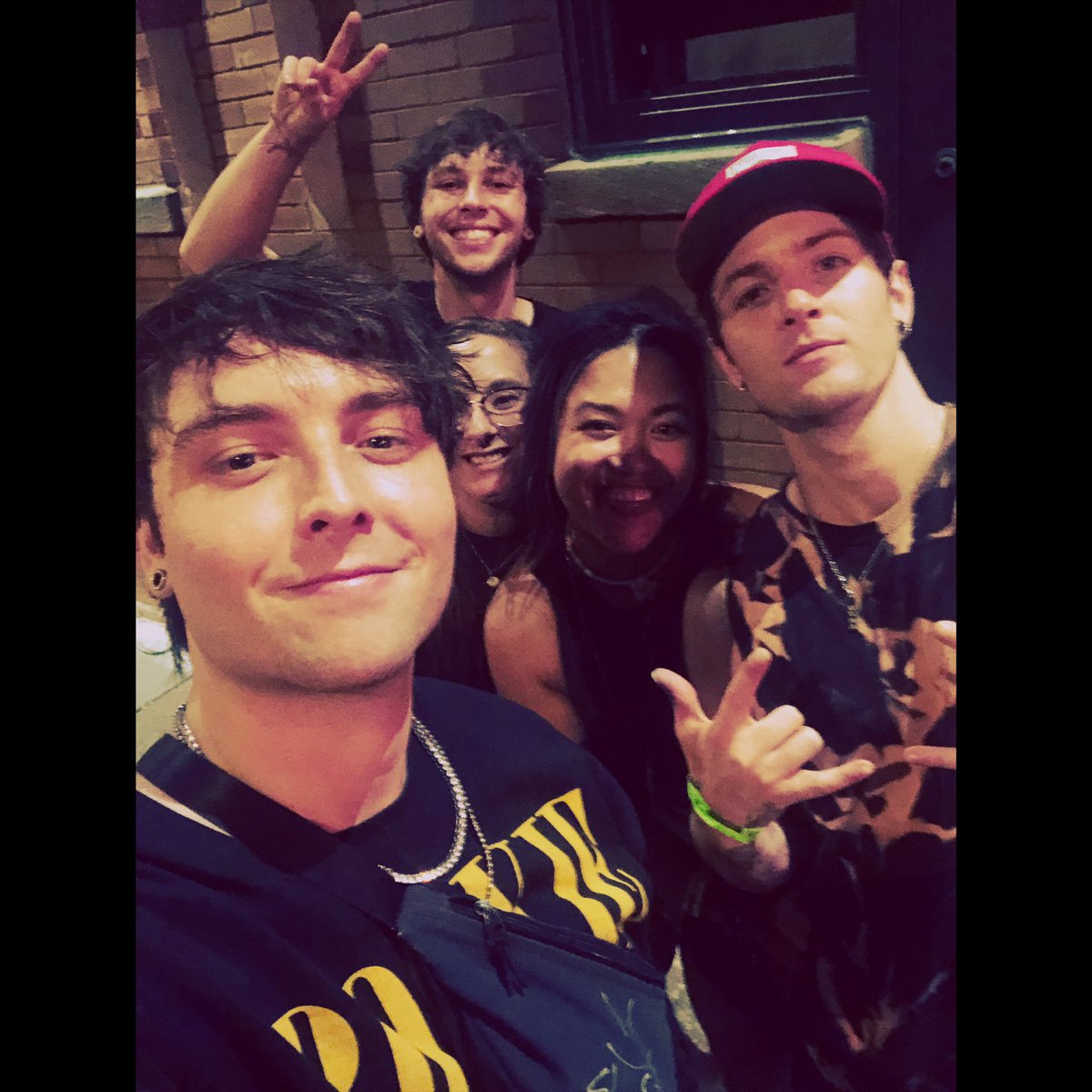 CorrinErickson's tweet photo. Baby We’re Back!!! 🙌🏼😜🤍♥️✨🤙🏼 #FamilyReunion #emblemthree #EyesWideOpen #besties @EmblemThree @wesleystromberg @TrueChadwick @KeatonStromberg @denisespeaks https://t.co/kjWu5zulZN