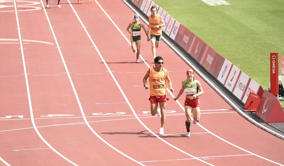 TeletonMexico's tweet photo. ¡Mónica Rodríguez consiguió el centésimo oro para México! 🥇🏃‍♀️

Con un tiempo de 4:37.40, la corredora impone un nuevo récord mundial y consigue el primer lugar en la carrera final de 1,500m T11.

#Tokyo2020 
#Paralympics  
#LuchemosJuntos https://t.co/I6dv7fv7j8