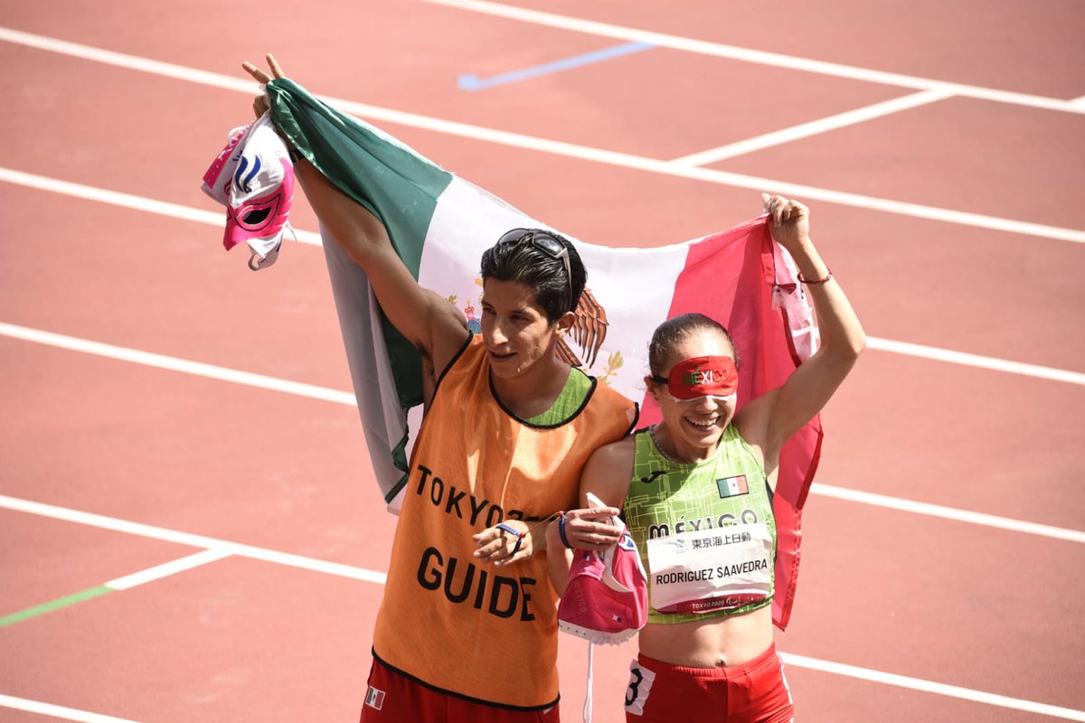 TeletonMexico's tweet photo. ¡Mónica Rodríguez consiguió el centésimo oro para México! 🥇🏃‍♀️

Con un tiempo de 4:37.40, la corredora impone un nuevo récord mundial y consigue el primer lugar en la carrera final de 1,500m T11.

#Tokyo2020 
#Paralympics  
#LuchemosJuntos https://t.co/I6dv7fv7j8