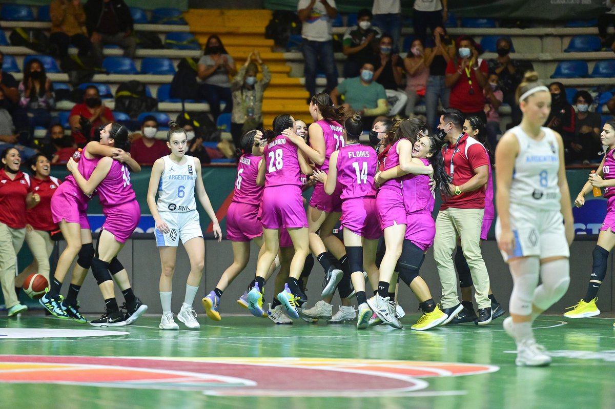 mexbasquet's tweet photo. #MexBasquet🇲🇽🏀 ¡Así celebra México ser el tercer lugar del #FIBAU16Americas! 

Estamos muy orgullosos de cada una de ustedes ⛹🏻‍♀️❤️

 #nadanoadetiene https://t.co/CnmiP02C41