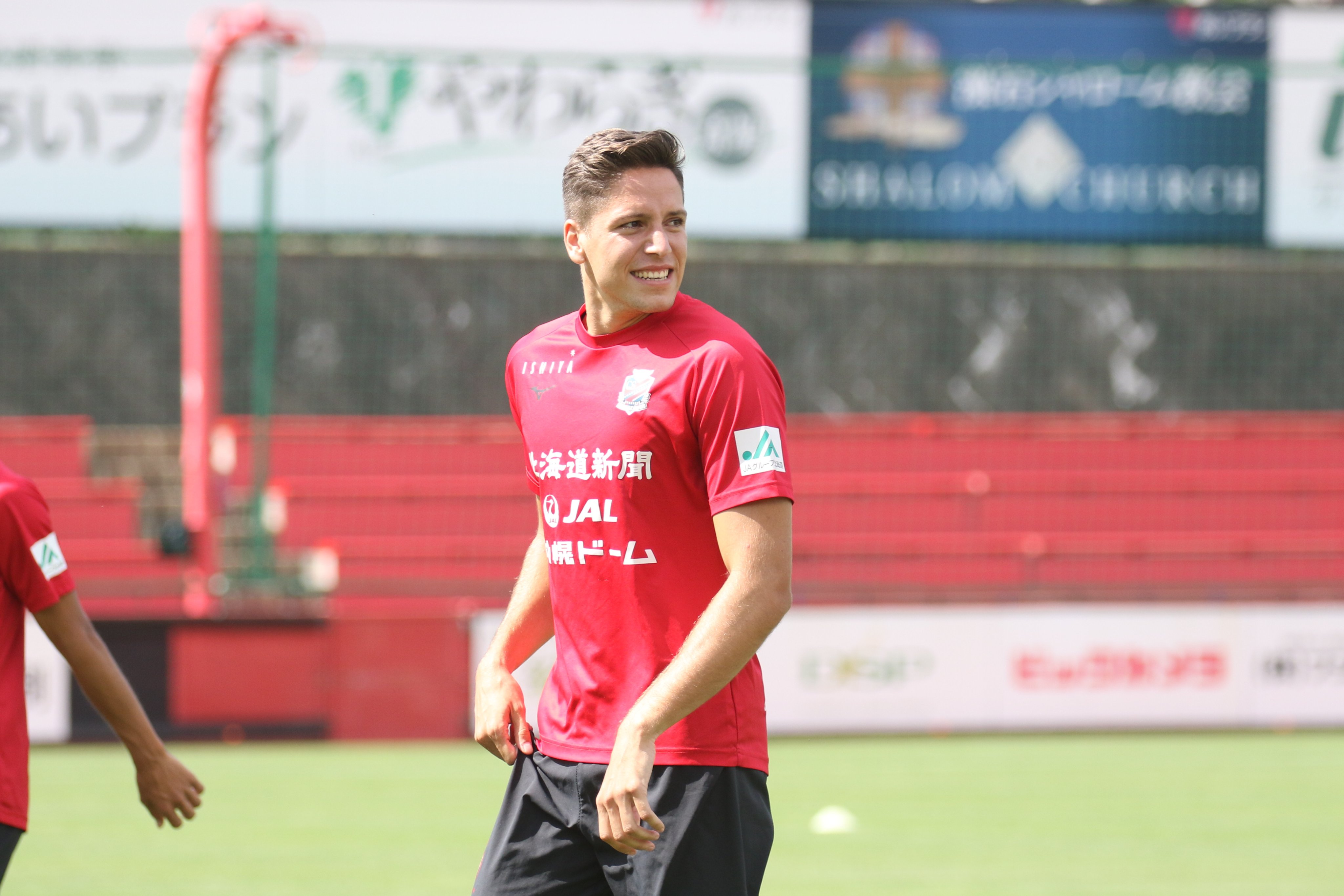 道新スポーツ トゥチッチ 選手が宮の沢での練習に合流しました ようこそ 札幌へ 練習前にはジェイやチャナティップ 小野伸二 選手らがリフティングに招き入れて 早速コミュニケーションを取っていました コンサ担当 石栗 Consadole T Co