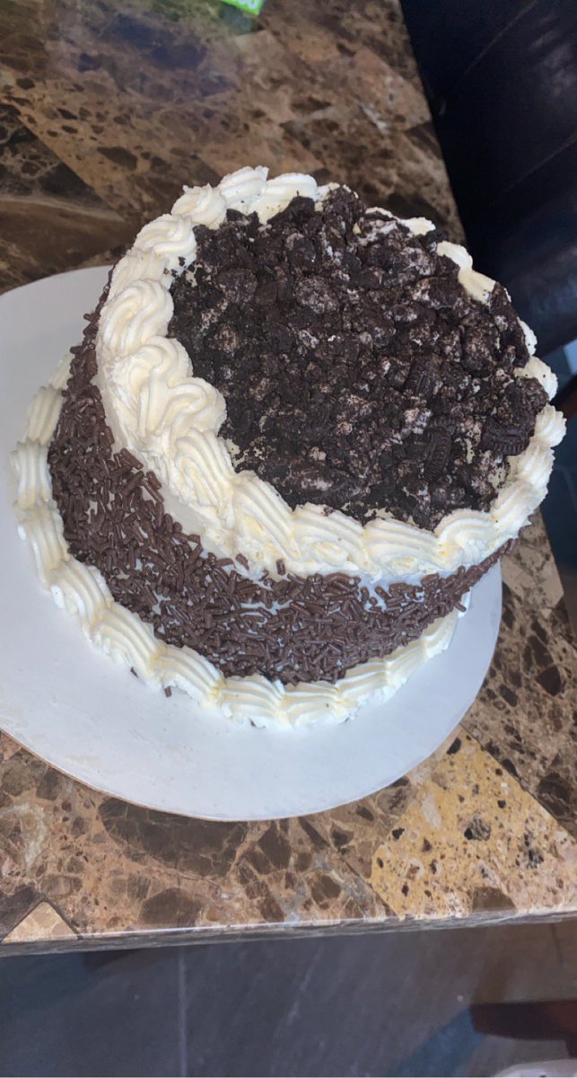 kmorgggg's tweet photo. 6” choc cake with homemade buttercream. Both have crushed oreos in the center. #baking #homemade #SmallBusiness #culinary https://t.co/wm4mI174Eo