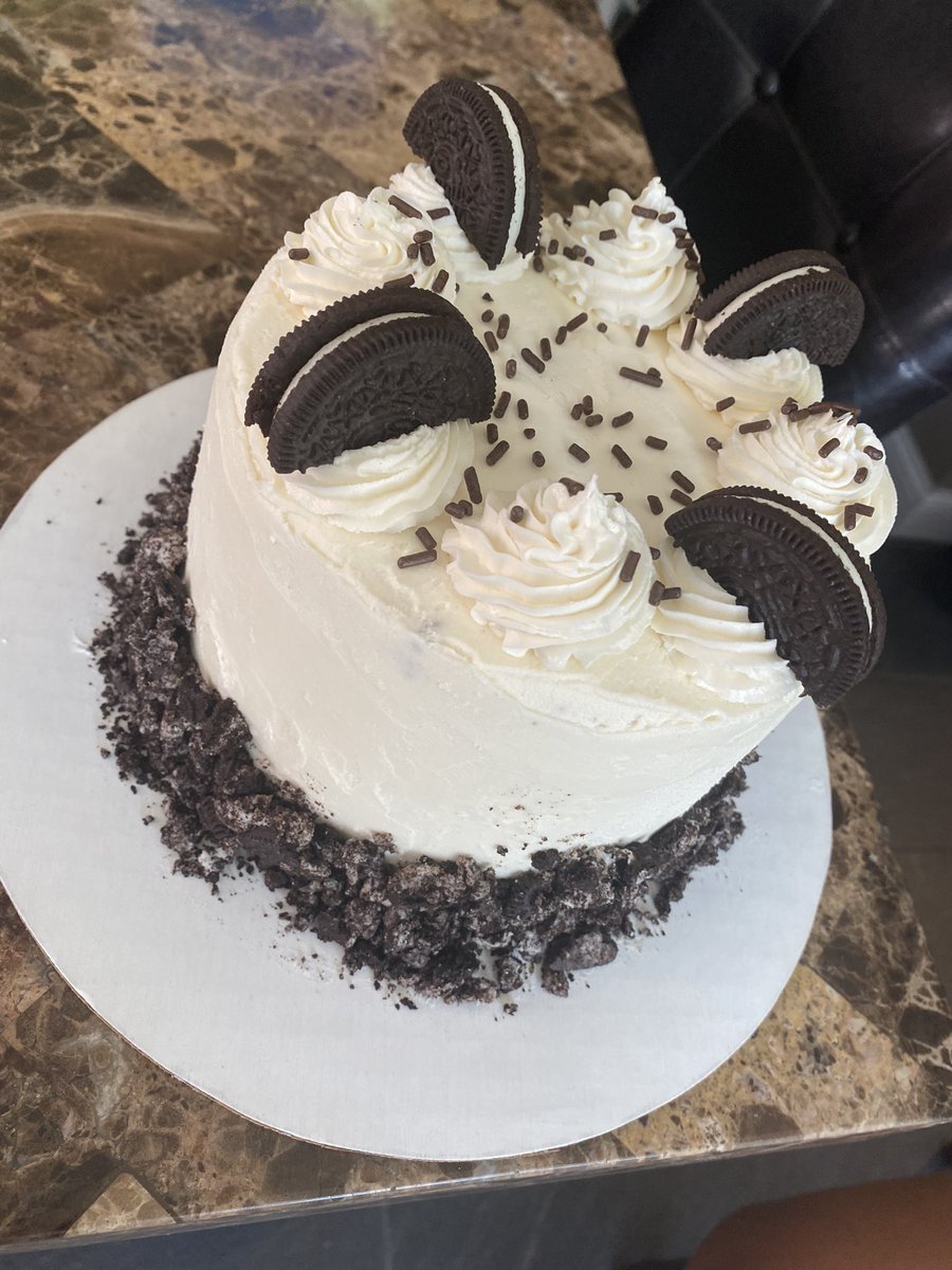 kmorgggg's tweet photo. 6” choc cake with homemade buttercream. Both have crushed oreos in the center. #baking #homemade #SmallBusiness #culinary https://t.co/wm4mI174Eo