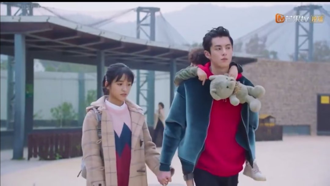 DiYueSessions's tweet photo. #MeteorGarden2018 Episode 15 Rewatch screencaps

The small and big idiot holding hands like its a normal thing to do. 😍😅

Can we talk about how cute they are here 😍😍😍

#CaiSi #DiYue #Adorkables https://t.co/NuW65sIrmi